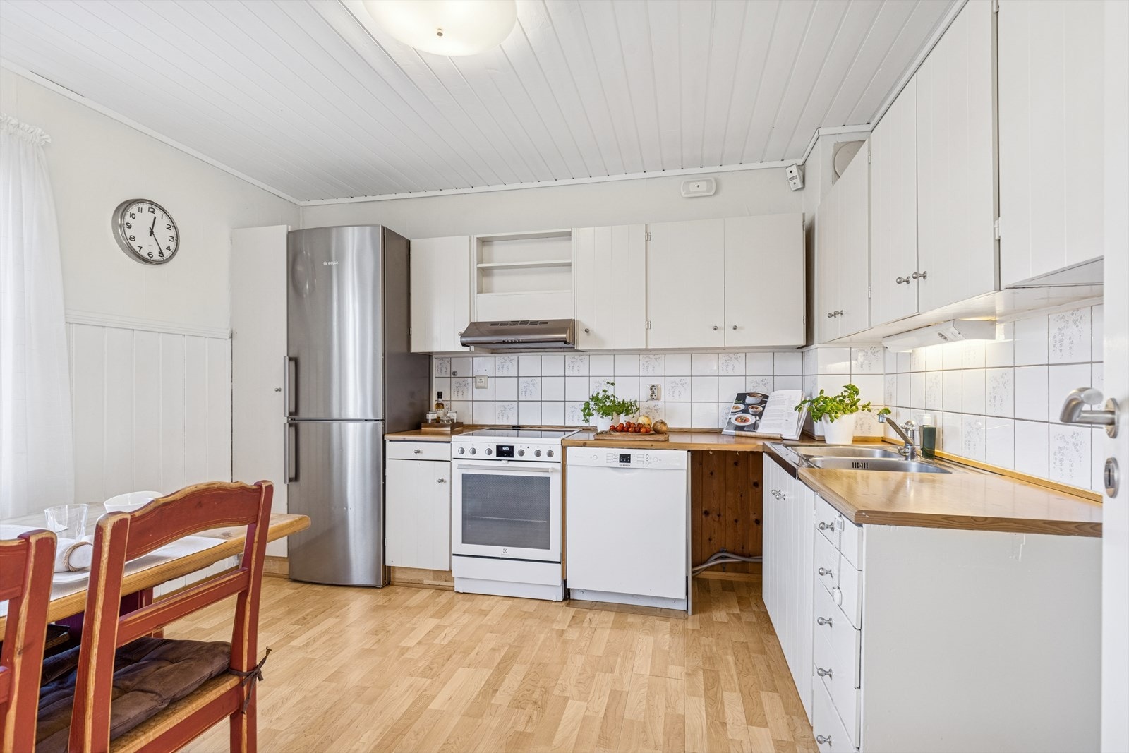 Koselig kjøkken med eldre innredning Galleribilde