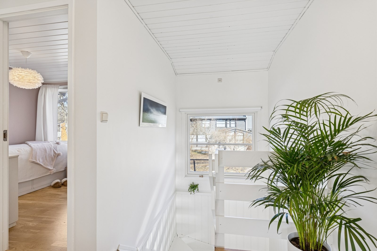 Luftig og åpent trapperom med adkomst til lagringsloft Galleribilde