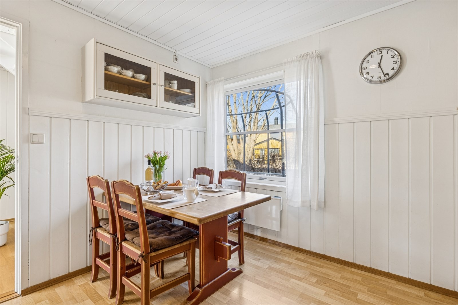 Koselig utsikt ut mot grøntarealer, akebakken og hva som skjer på trampolinen Galleribilde