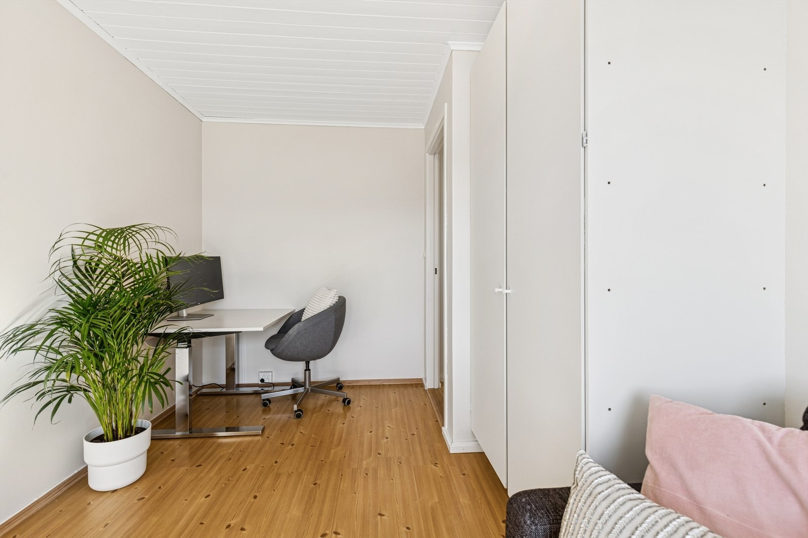 Her er det plass til både sofagruppe og hjemmekontor Galleribilde