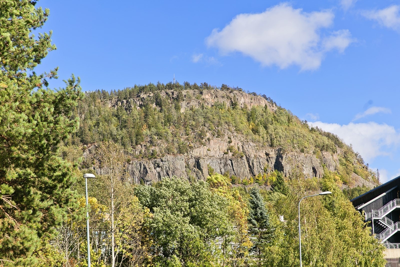 Det er umiddelbar nærhet til flotte turmuligheter i nærområdet, bl.a. til Kolsåstoppen Galleribilde