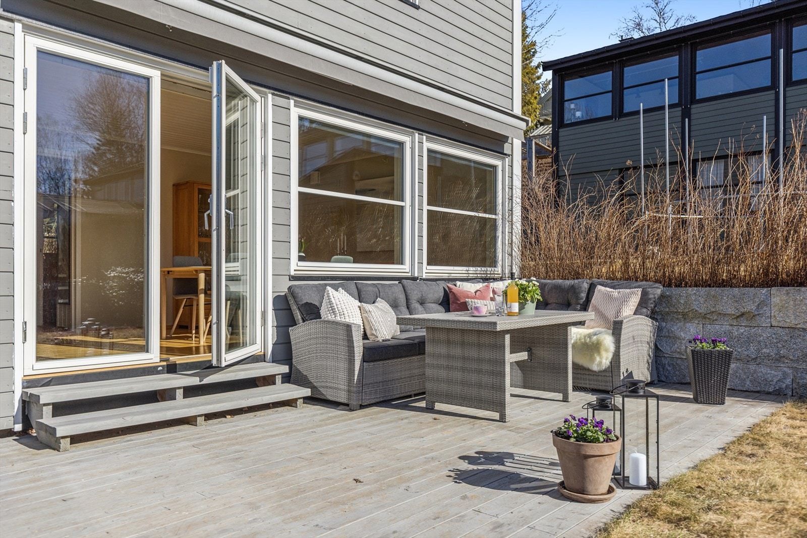 Lunt og fint terrassehjørne med sol fra tidlig formiddag til kvelden Galleribilde