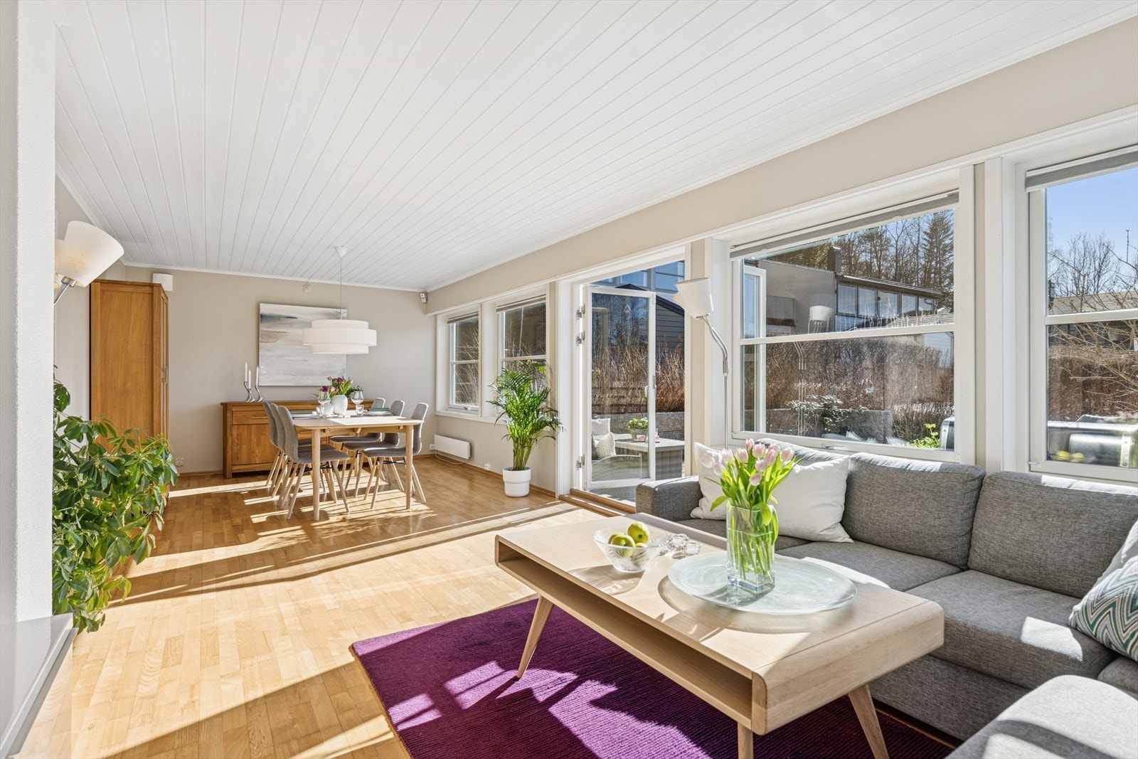 Boligen har en stor stue med god plass til både spisestue og sofagruppe Galleribilde