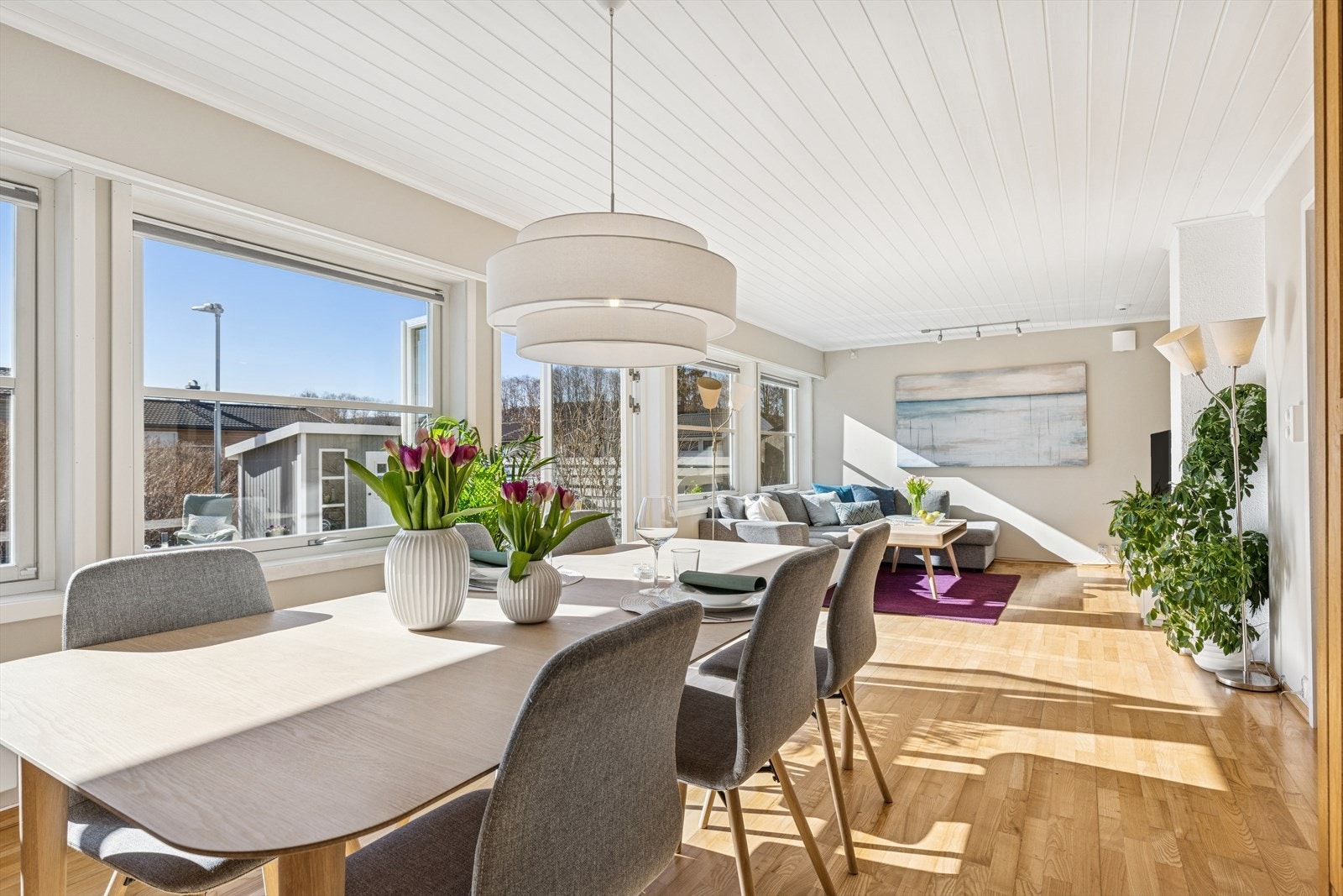 Stuen er nymalt i lyse, moderne farger med eikeparkett på gulvene Galleribilde