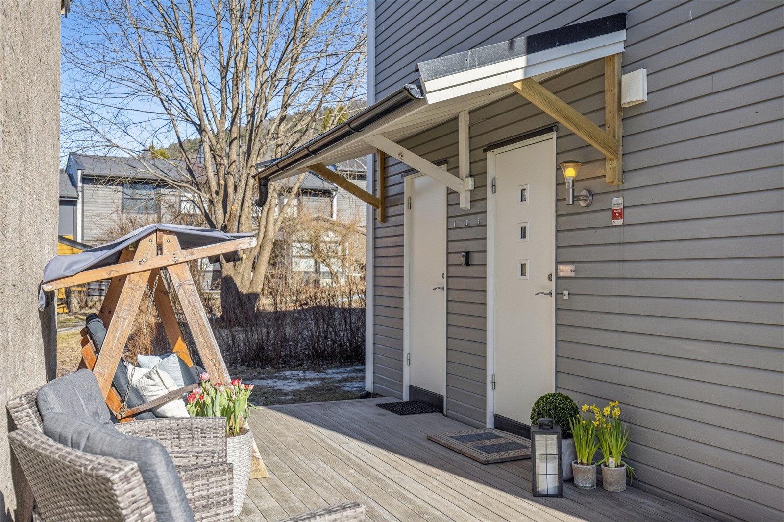 Pent inngangsparti med overbygg og egen inngang til den store boden i forbindelse med entreen - perfekt for sølete barnevogner etc. Galleribilde