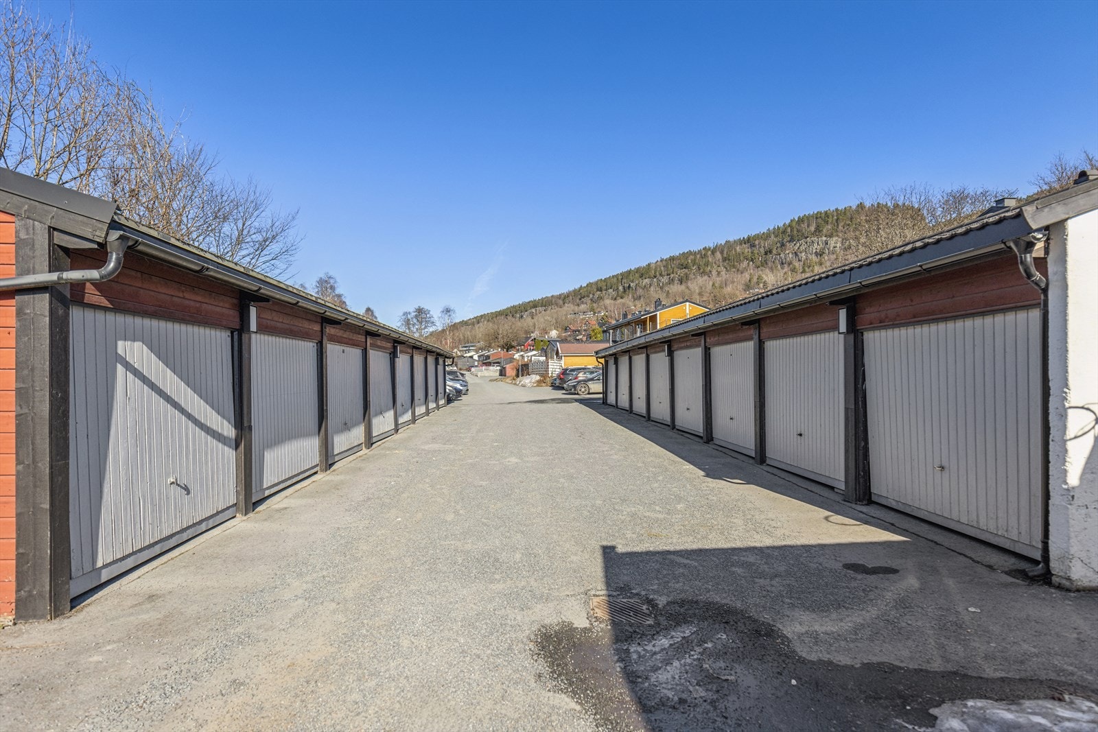 Egen garasjeplass i rekke som er tilrettelagt for elbil-lading - stor gjesteparkering i forkant Galleribilde