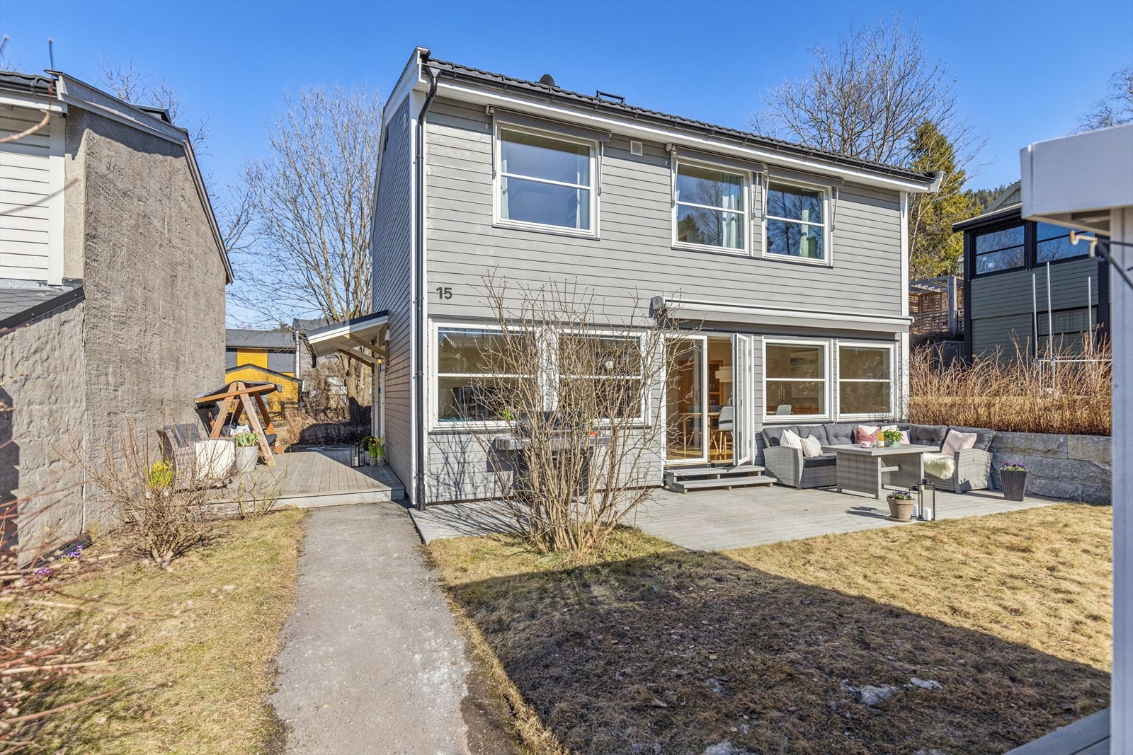 Det ble bygget ny støttemur opp mot naboen i 2018 samtidig som det ble drenert på forsiden av huset Galleribilde