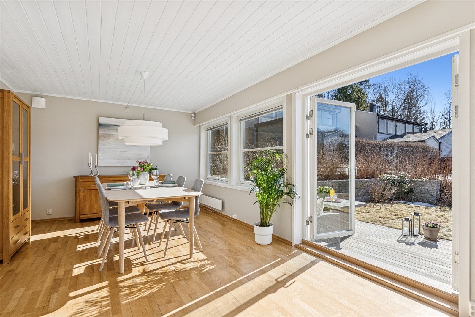 De doble dørene gir en glidende overgang mellom ute og inne Galleribilde