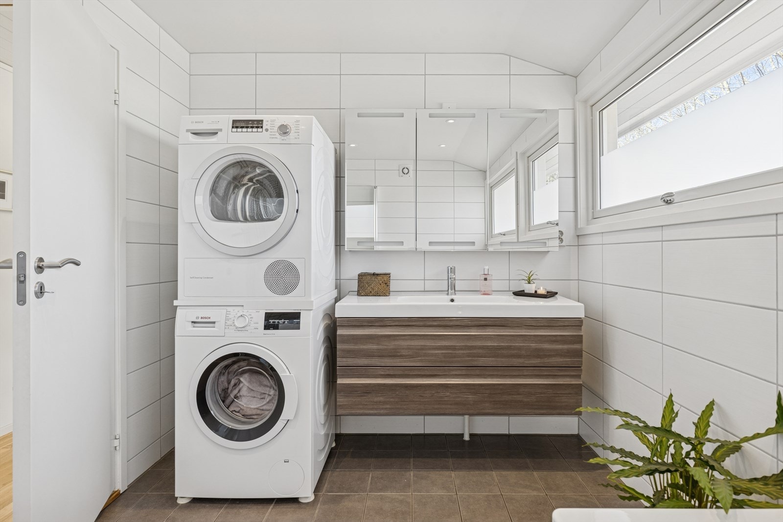 Stor servant med skuffeinnredning og opplegg til vaskemaskin og tørketrommel Galleribilde