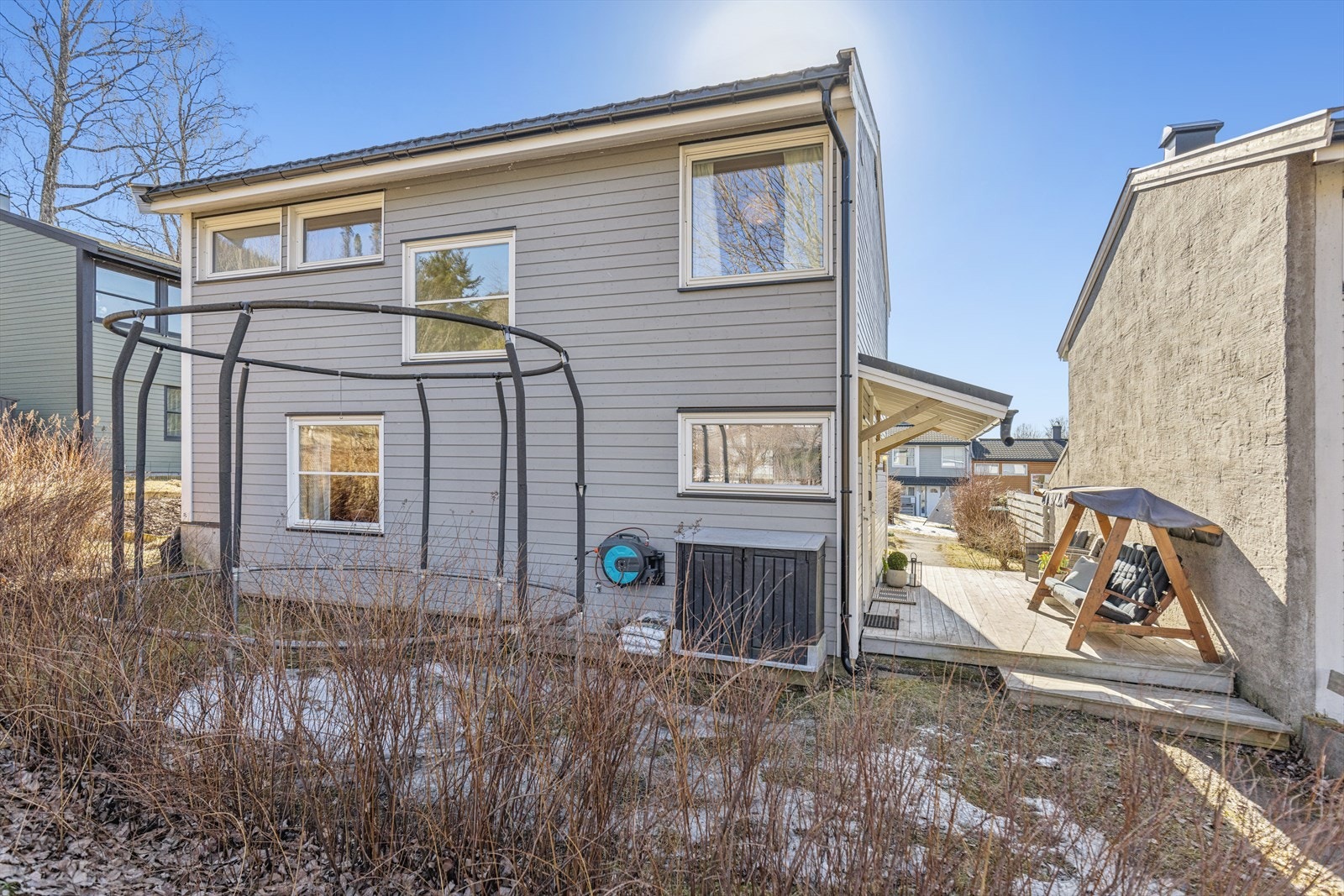 På baksiden av boligen er det plass til trampoline og det er montert frostsikker utekran Galleribilde