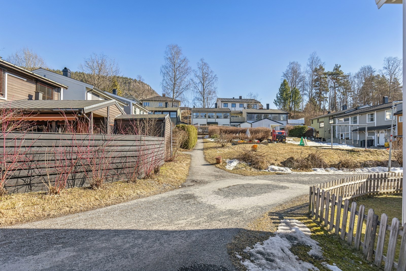 Her bor du innerst på feltet - rolig og tilbaketrukket Galleribilde