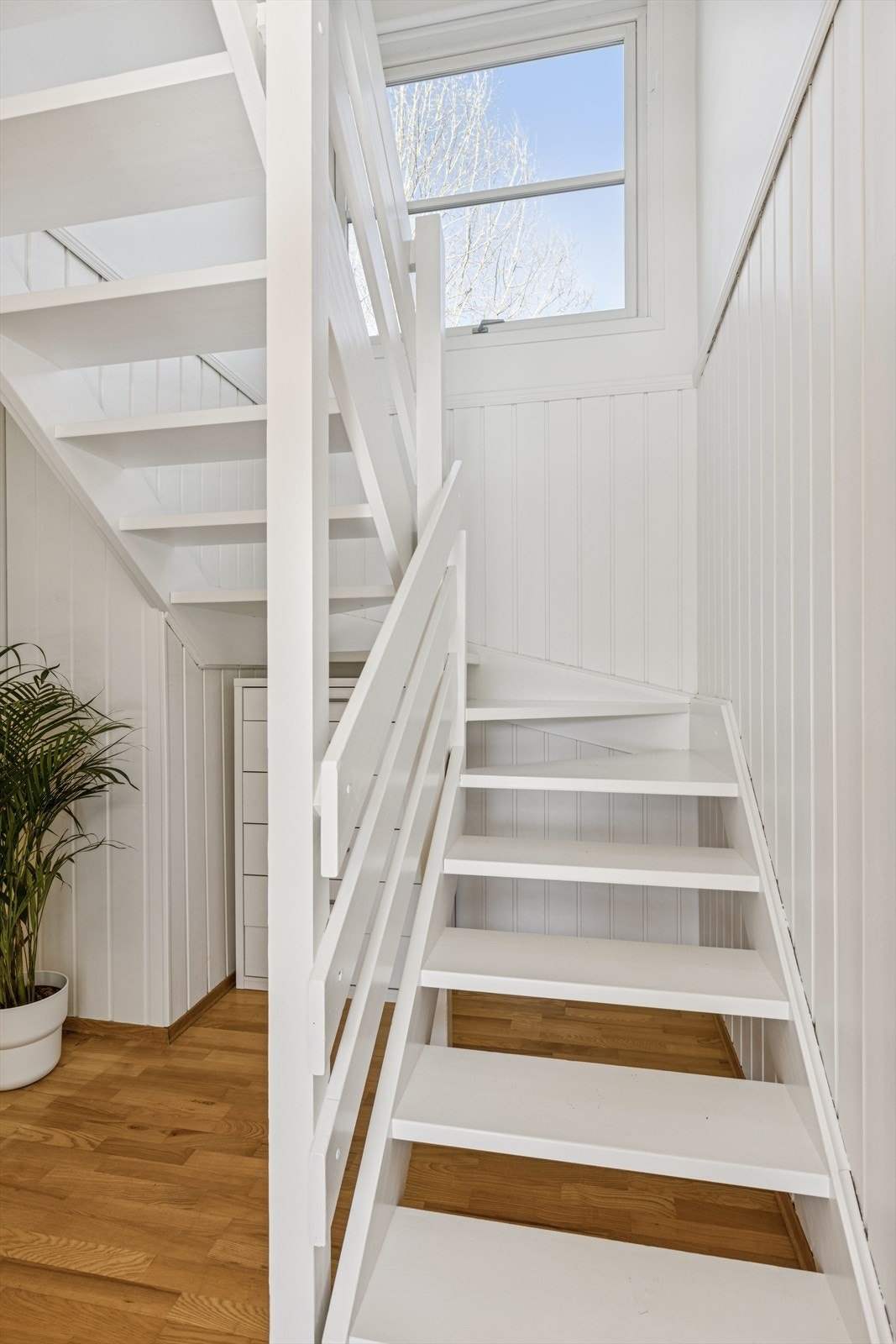 Romslig gang med mulighet for ekstra lagring Galleribilde