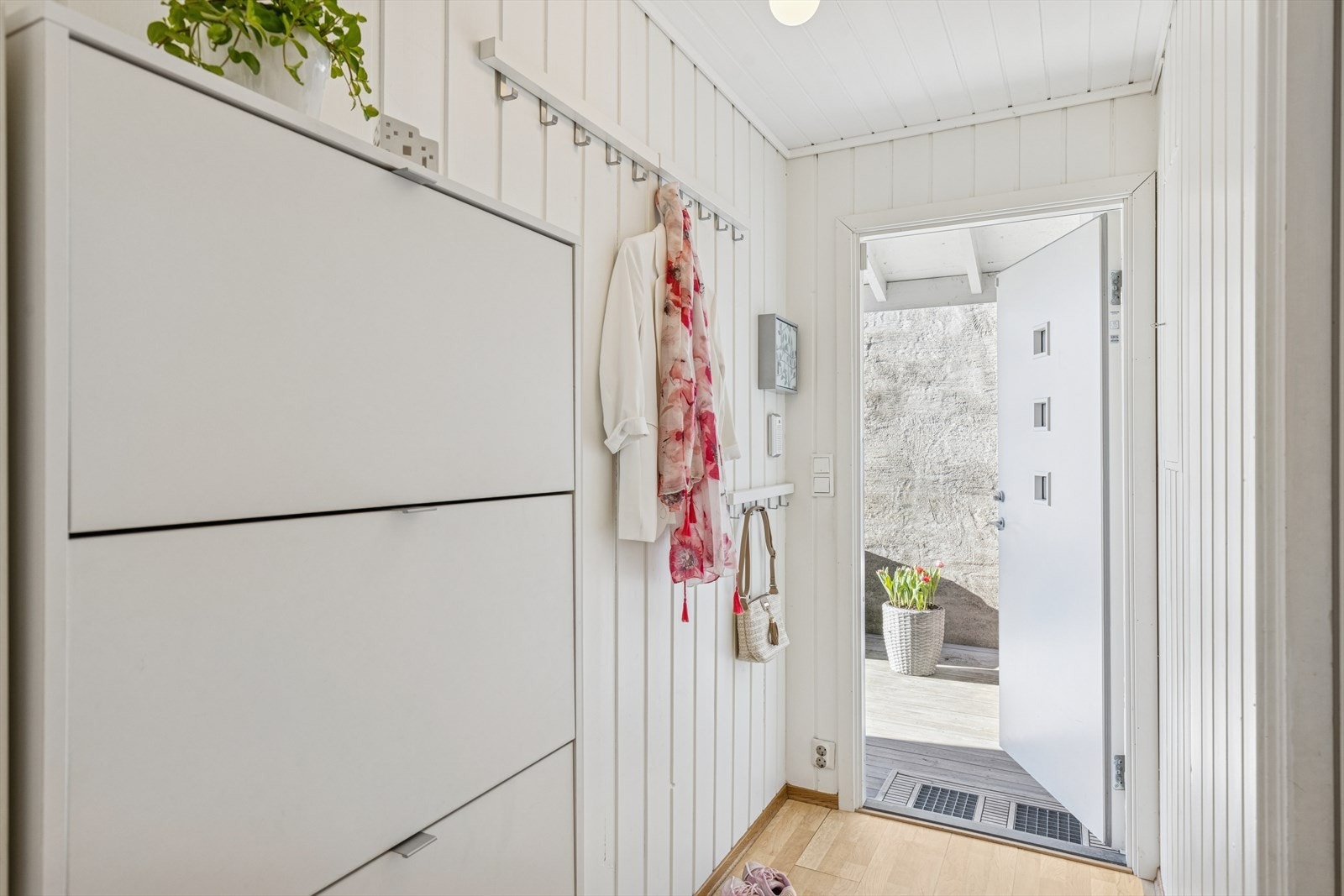 Hyggelig entré med nyere inngangsdør og inngang til stor bod med mye lagringsplass Galleribilde