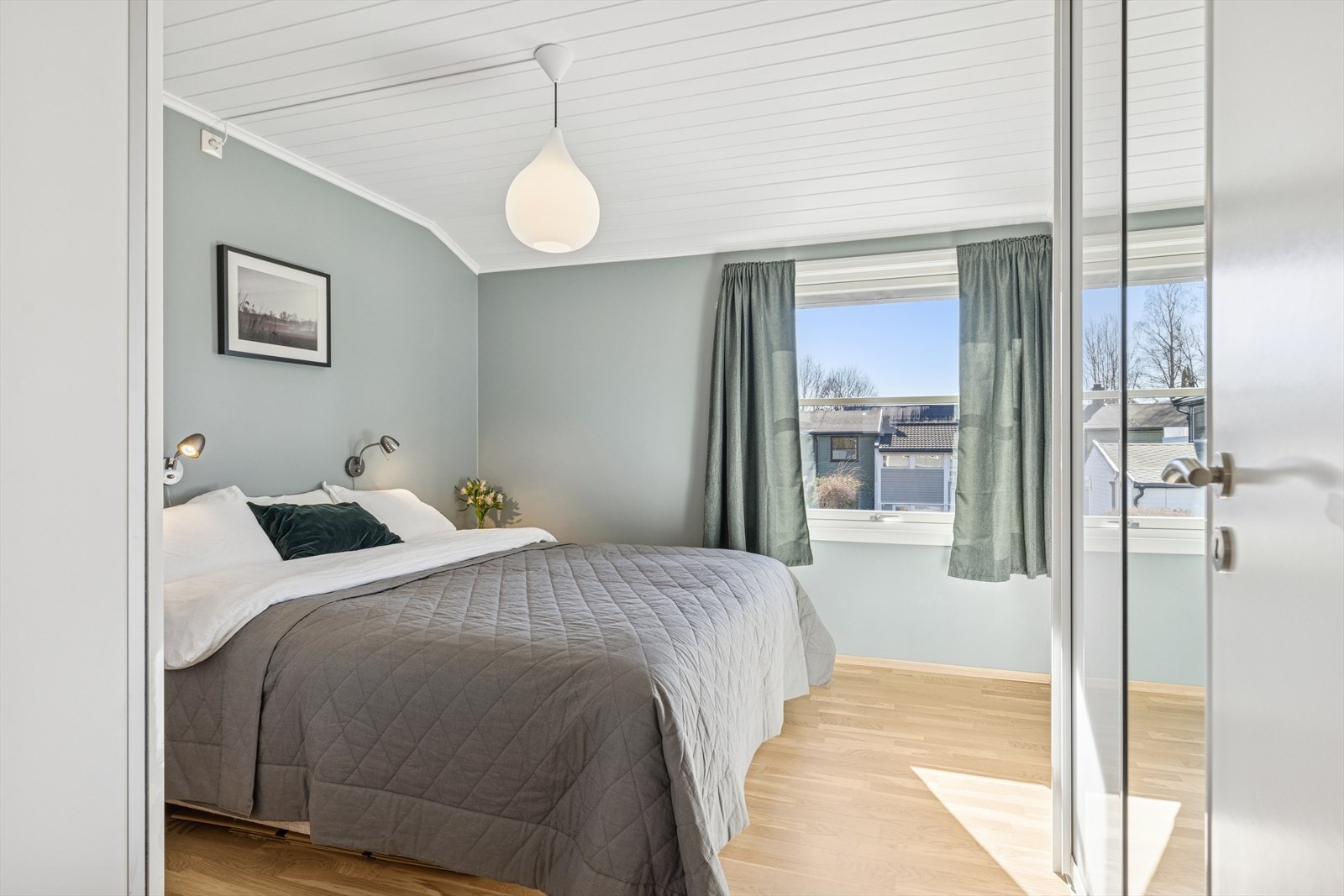 Stort og hyggelig hovedsoverom med gode garderobeløsninger Galleribilde