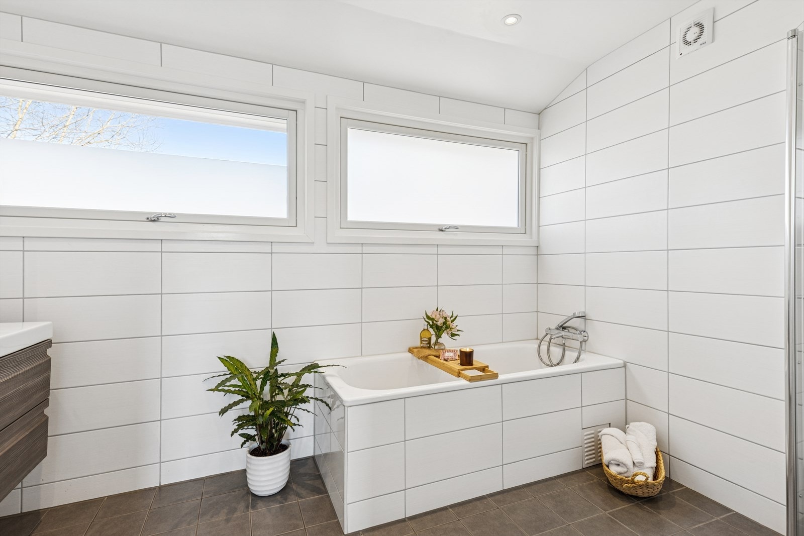 Deilig plassbygget badekar for store og små - her blir de første svømmetakene tatt! Galleribilde