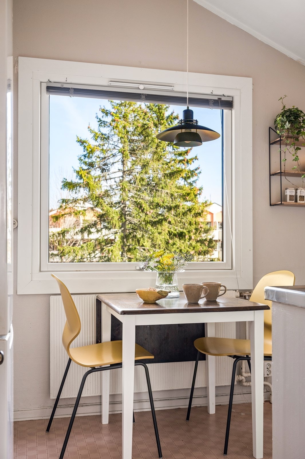 Fin plass til et spisebord og to stoler ved vinduet. Galleribilde