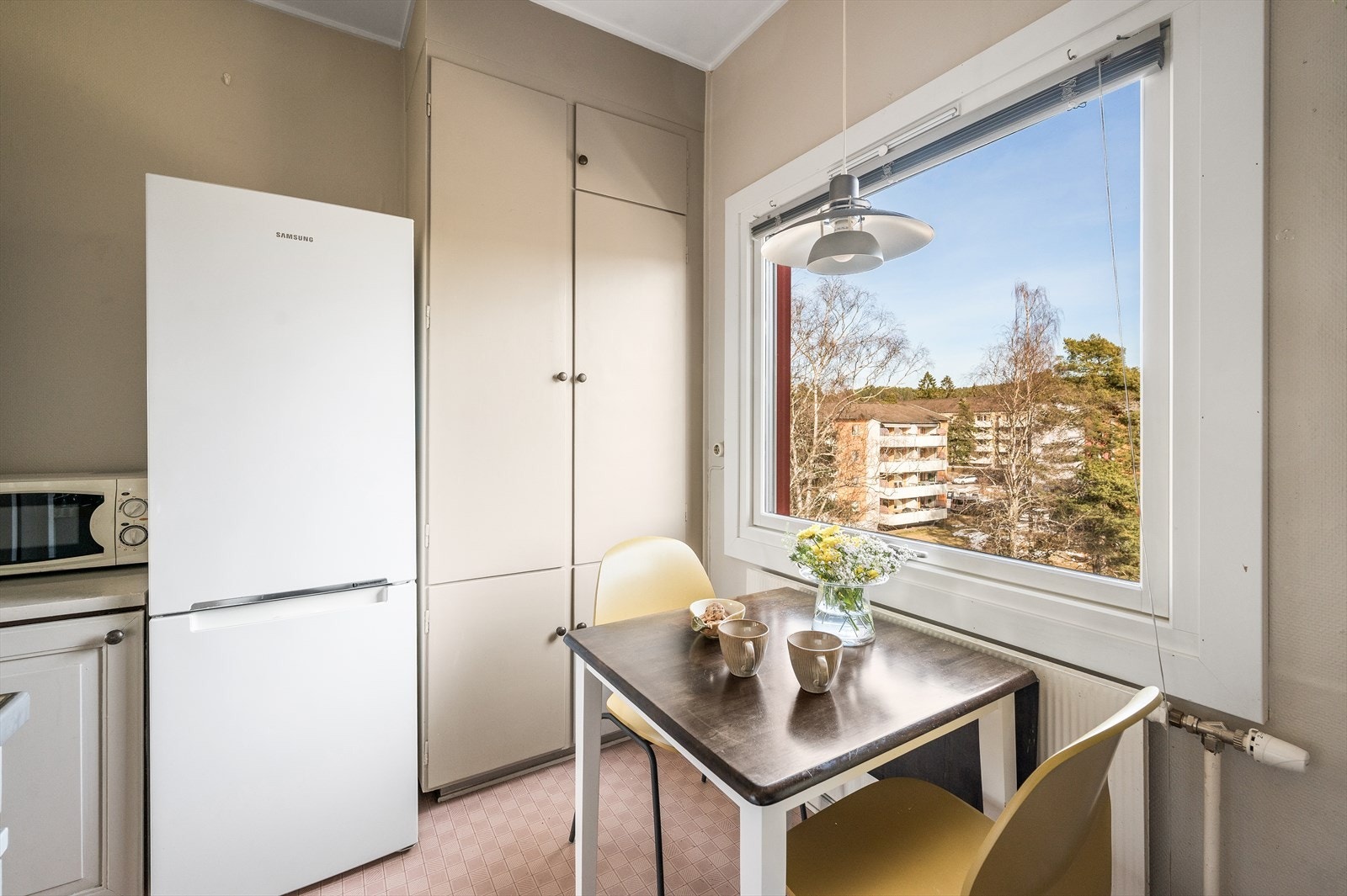 Mulighet for å flytte kjøkken ut i stuen og etablere soverom der hvor kjøkkenet er. Galleribilde