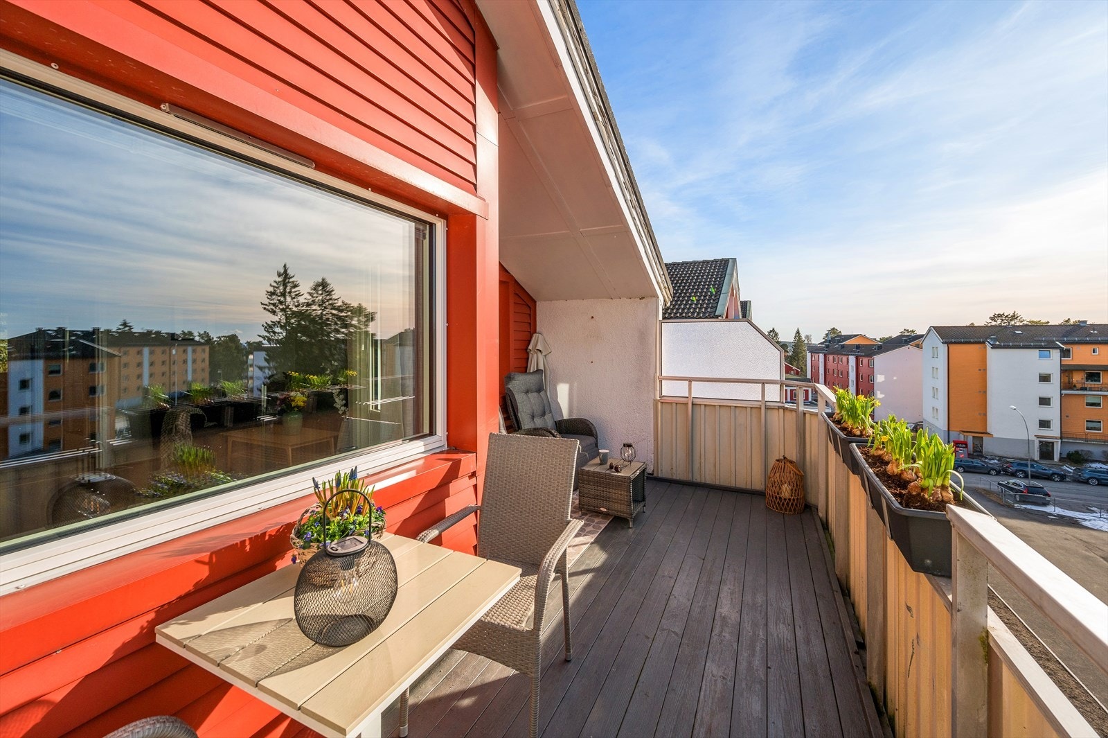 Fin plass til en sofagruppe og et lite spisebord med to stoler. Galleribilde