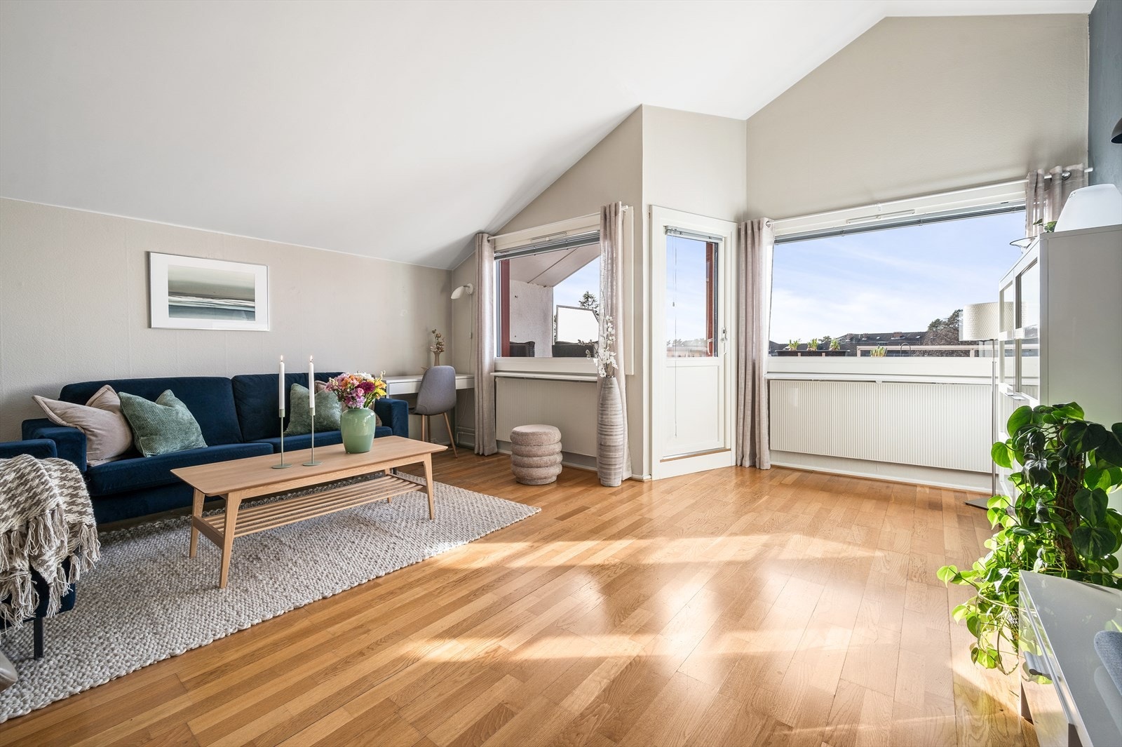 Her kan du blant annet vente deg en leilighet med lyse rom og en romslig stue med en unik takhøyde. Galleribilde