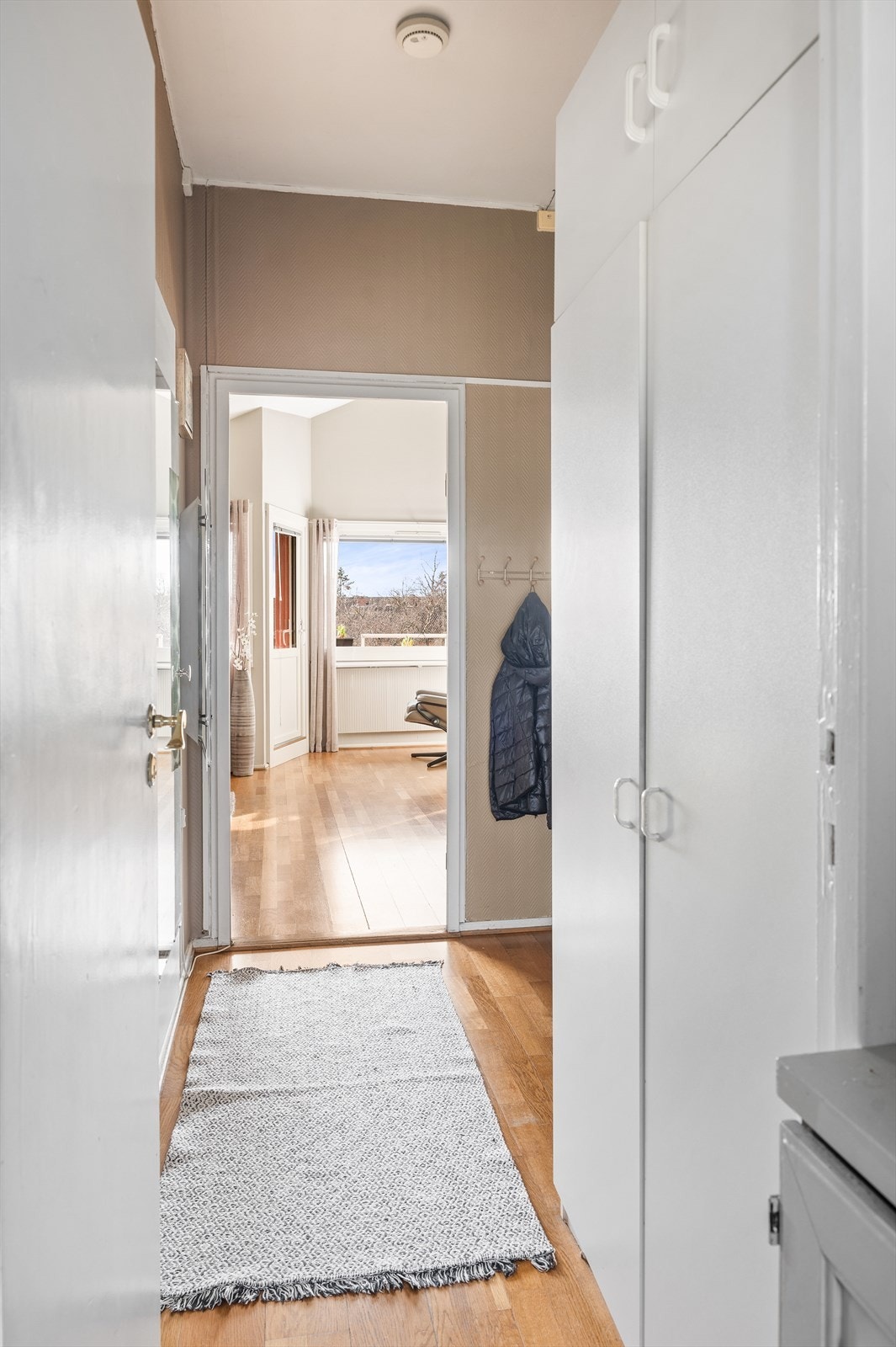 Her er det plass til å plassere både sko og yttertøy i praktisk garderobeskap. Galleribilde