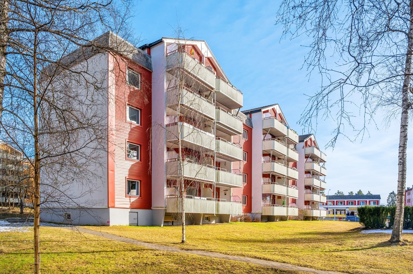 Her bor du med kort avstand til alt du trenger. Butikker, kjøpesentre, idrett, treningsenter og off. komm. er like ved. Nærmeste nabo er Østmarka som byr på flotte tur-, trenings- og bademuligheter sommer og vinter. Galleribilde