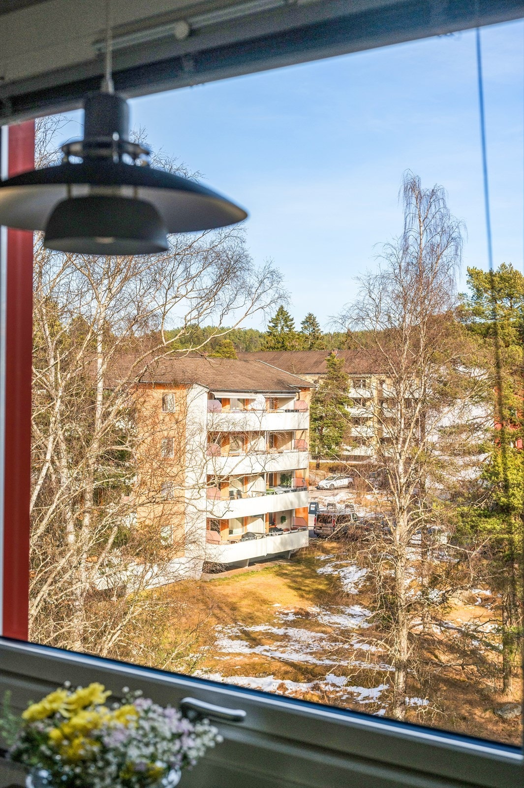 Hyggelig utsyn mot borettslagets fellesareal. Galleribilde