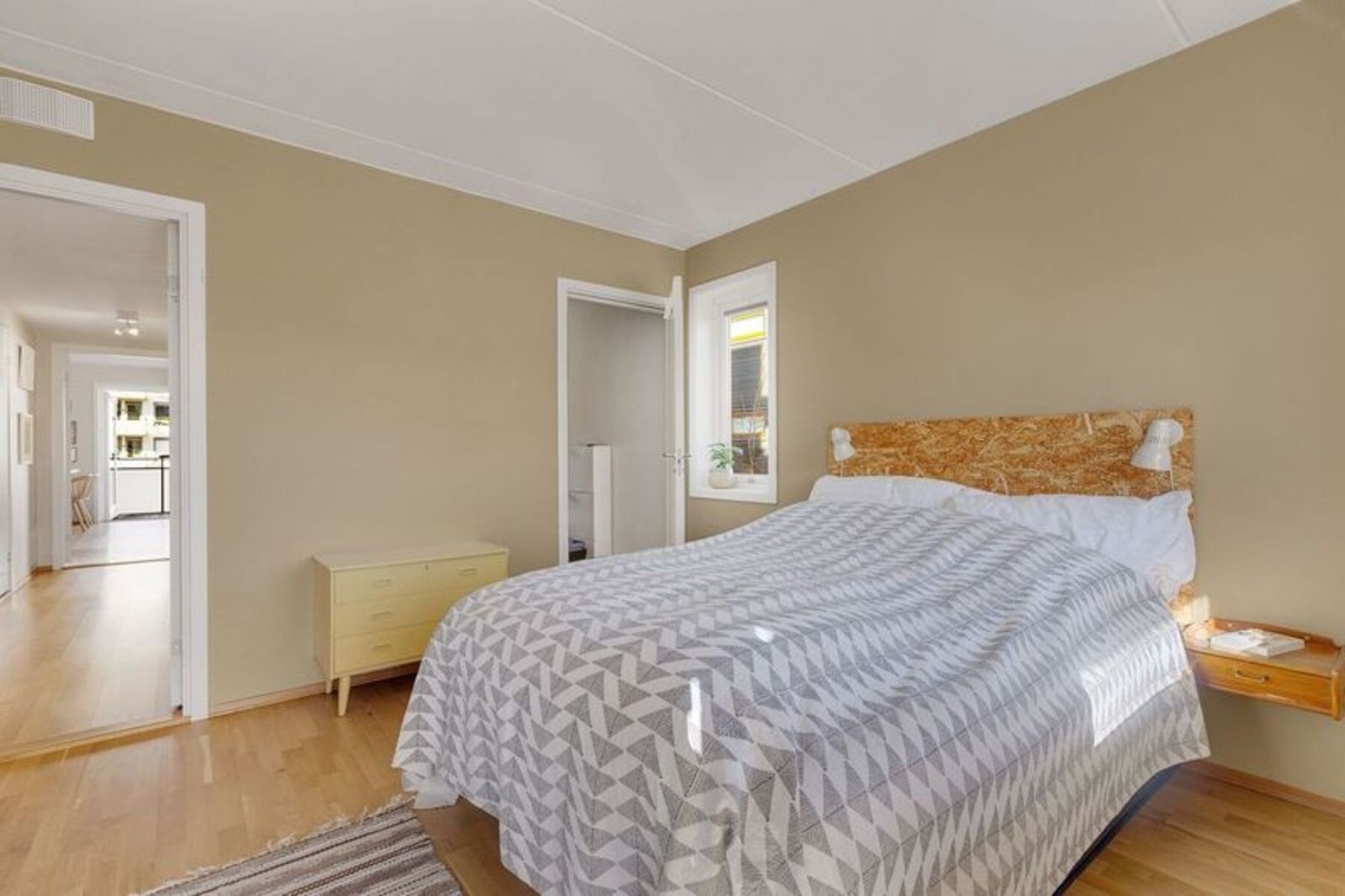 Rommet er holdt i en moderne og nøytral fargetone Galleribilde