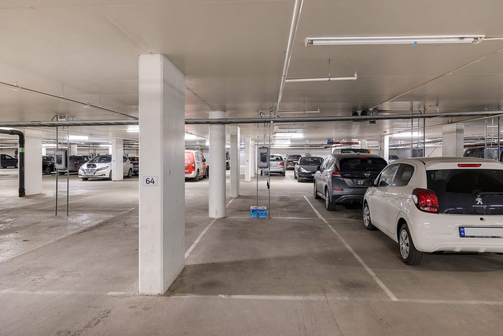 Det medfølger p-plass til boligen Bildet er av parkeringsanlegget. P-plass 59 er plassen som følger boligen. Galleribilde