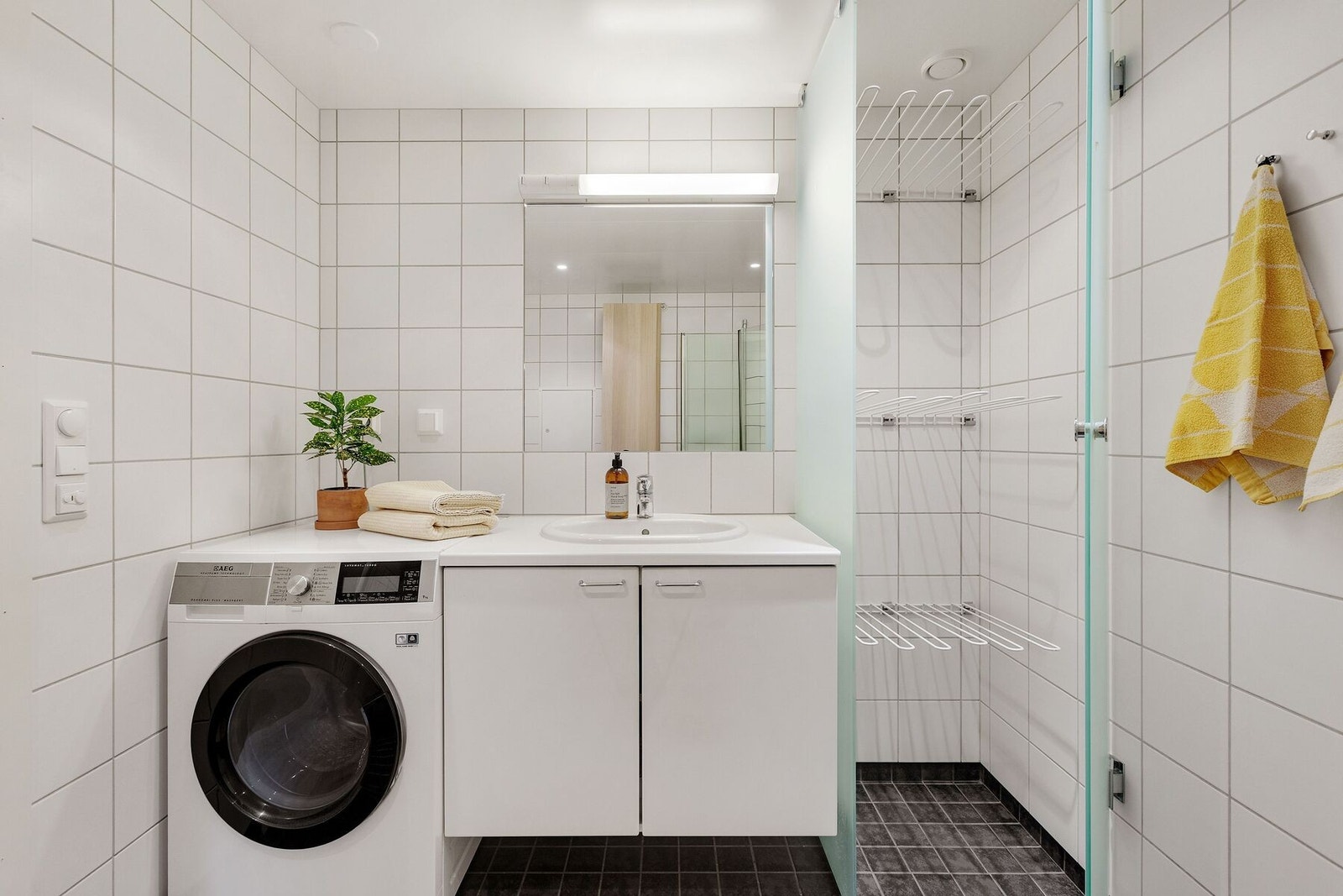 Opplegg for vaskemaskin/tørketrommel på badet og praktisk tørkenisje Galleribilde