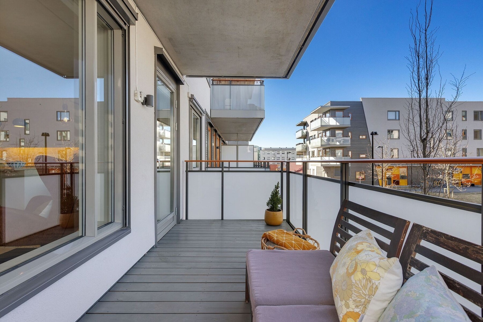 Vestvendt balkong som vender inn mot parkmessige fellesområder Galleribilde