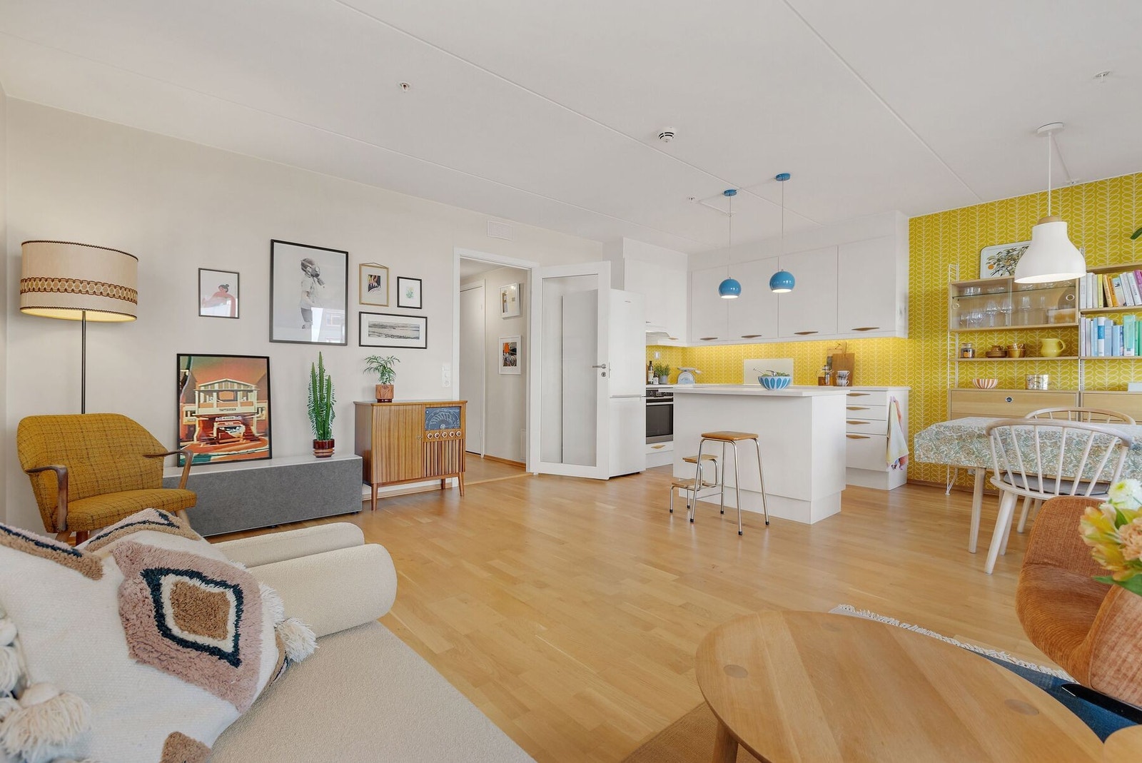 Svært romslig og åpen stue- og kjøkkenløsning Galleribilde