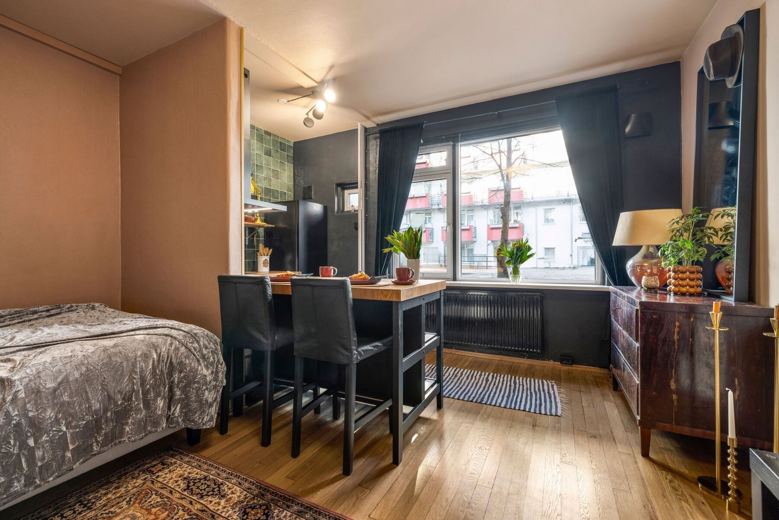 Leiligheten har en arealnyttig planløsning som utnytter hver kvadratmeter optimalt og vender ut mot en stille bakgård. Galleribilde