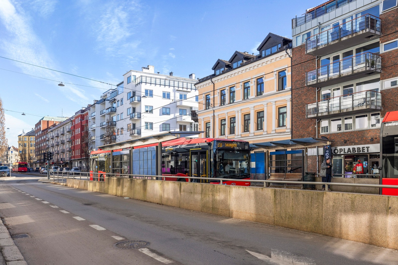 Gode kollektivforbindelse hvor Majorstuen fungerer som et knutepunkt for både trikk, buss og t-bane. Galleribilde