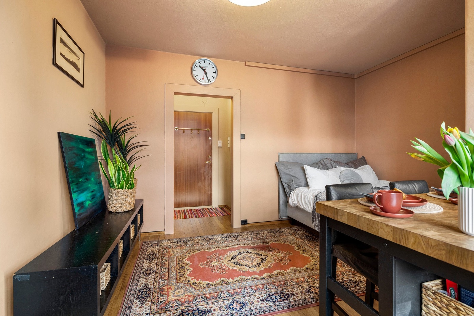 Dette er det perfekte førstegangskjøp eller pendlerbolig med alt du trenger av servicetilbud i umiddelbar nærhet. Galleribilde