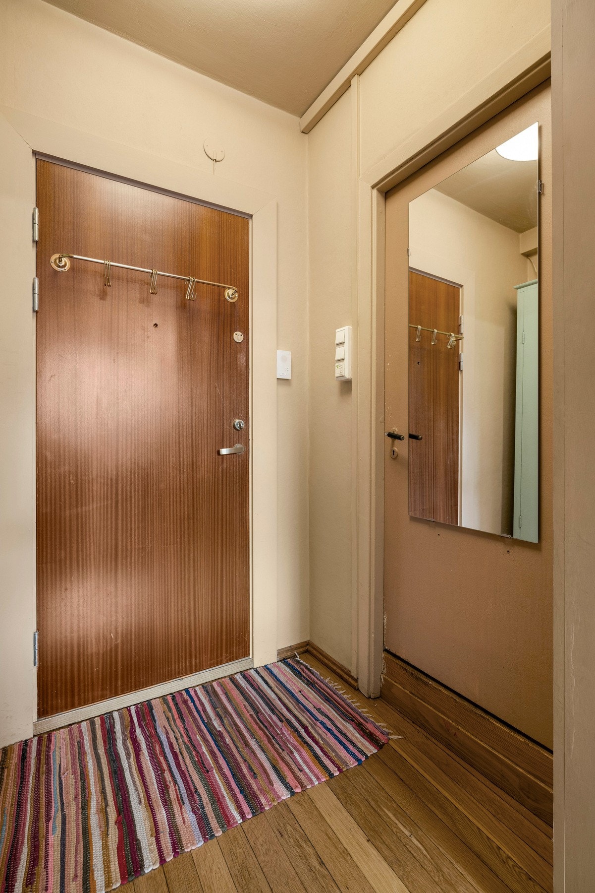 Enkel adgang til badet fra entréen. Galleribilde