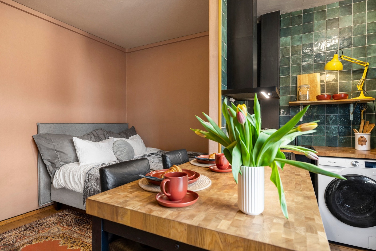 Den frittstående øyen er perfekt til flere formål - lage mat, spisested, hjemmekontor osv. Galleribilde