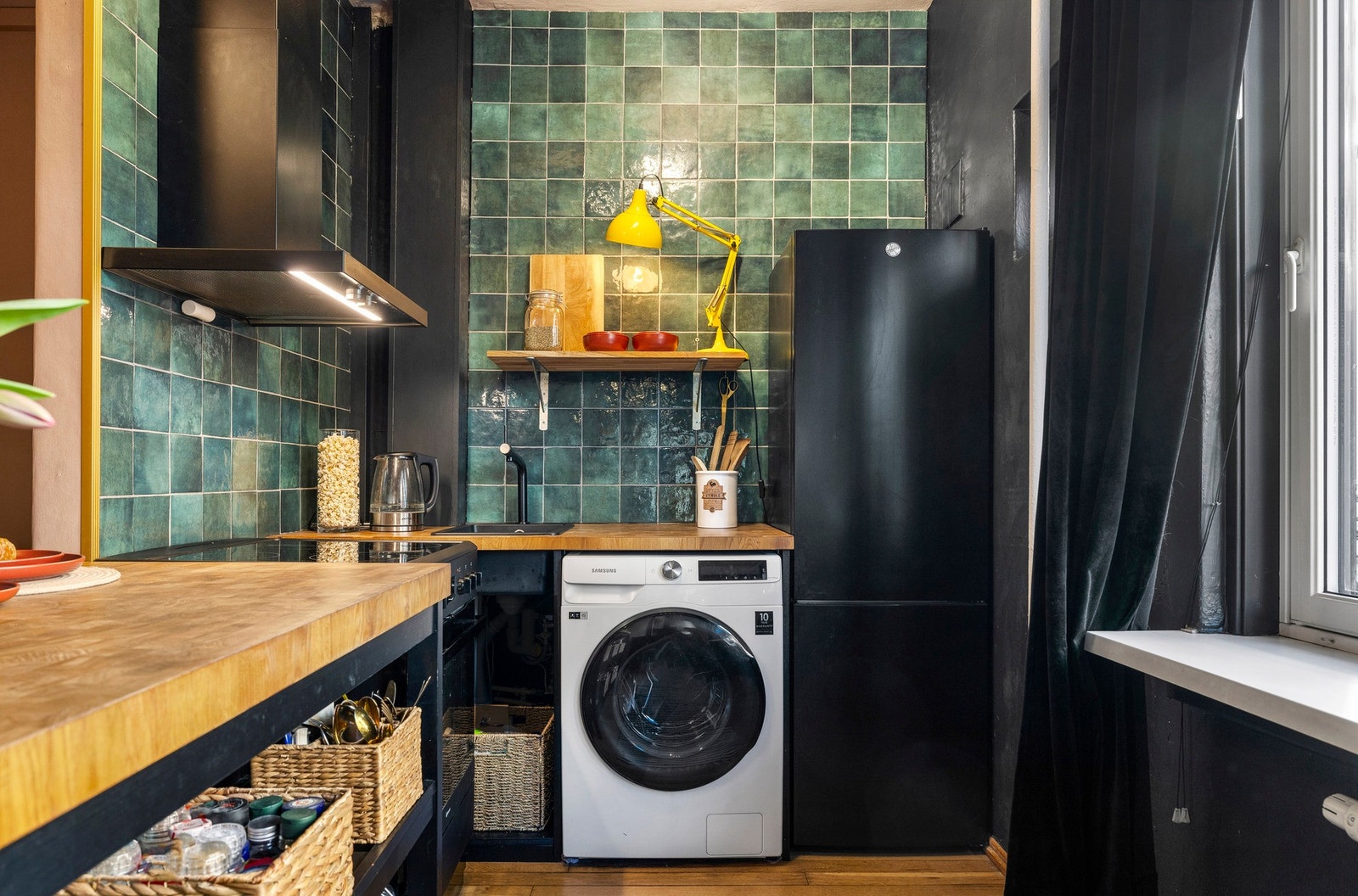 Pent IKEA kjøkken fra 2022 med god plass til å boltre seg på under matlaging. Løsningen kombinerer funksjonalitet med et moderne Galleribilde