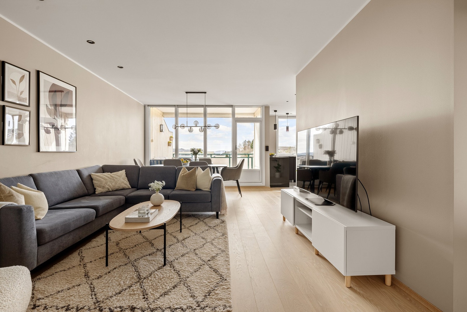 Rommet preges av store vindusflater som slipper inn rikelig med naturlig lys. Galleribilde