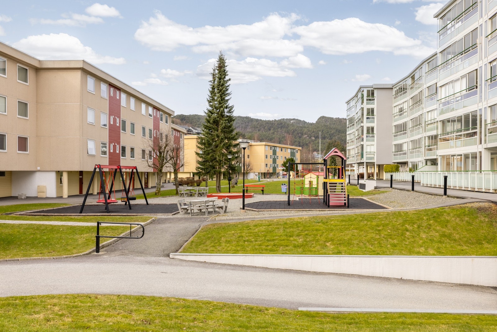 Området er kjent for å være stille og rolig, ha gode oppvekstsvilkår, barnevennlighet med lekeplasser, grøntområder og hyppige avganger med kollektivtransport. Galleribilde