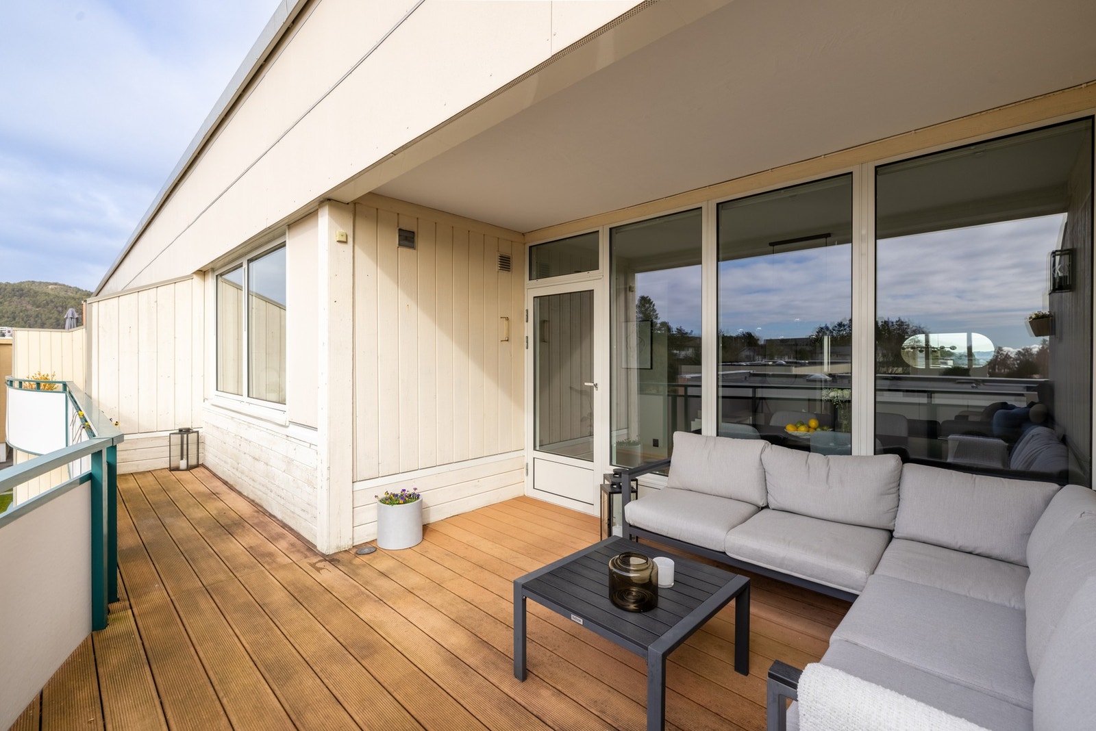 På varme sommerdager vil altanen fungere som en naturlig forlengelse av stuen. Galleribilde