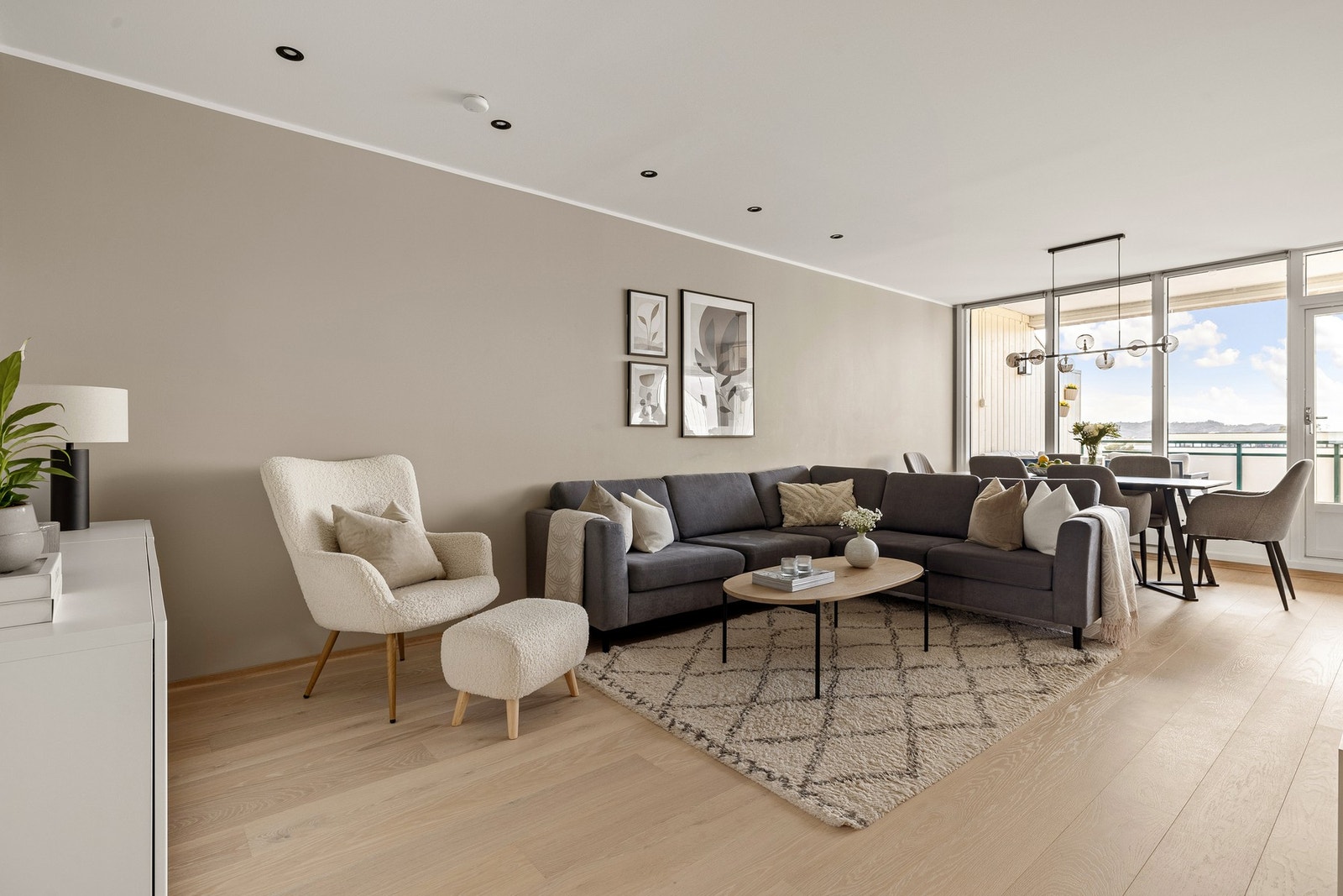 Her kan du enkelt innrede med både mediasone, i tillegg til spisebord mot kjøkkenet. Galleribilde