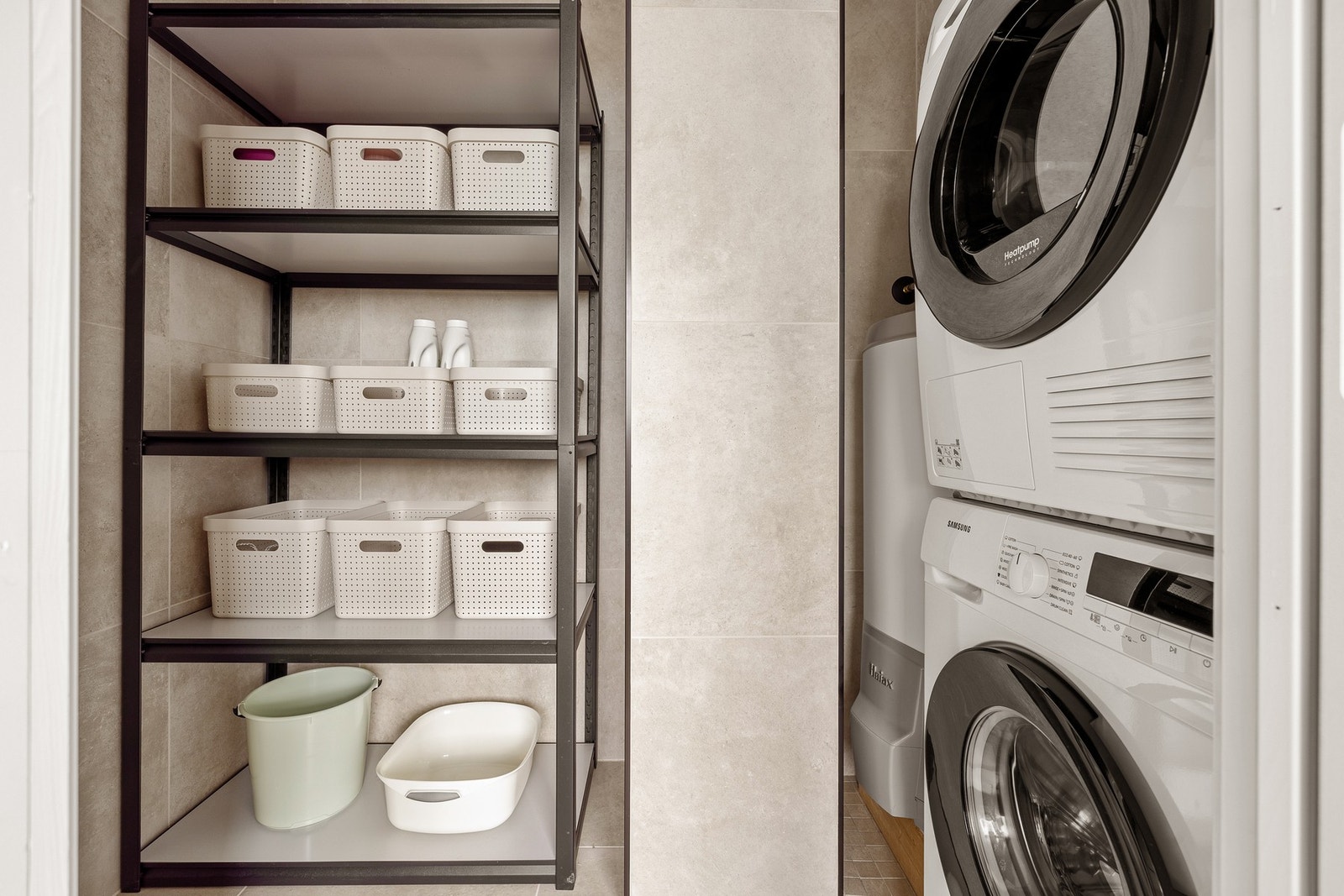 Leiligheten har også et separat vaskerom med adgang fra kjøkkenet. Galleribilde