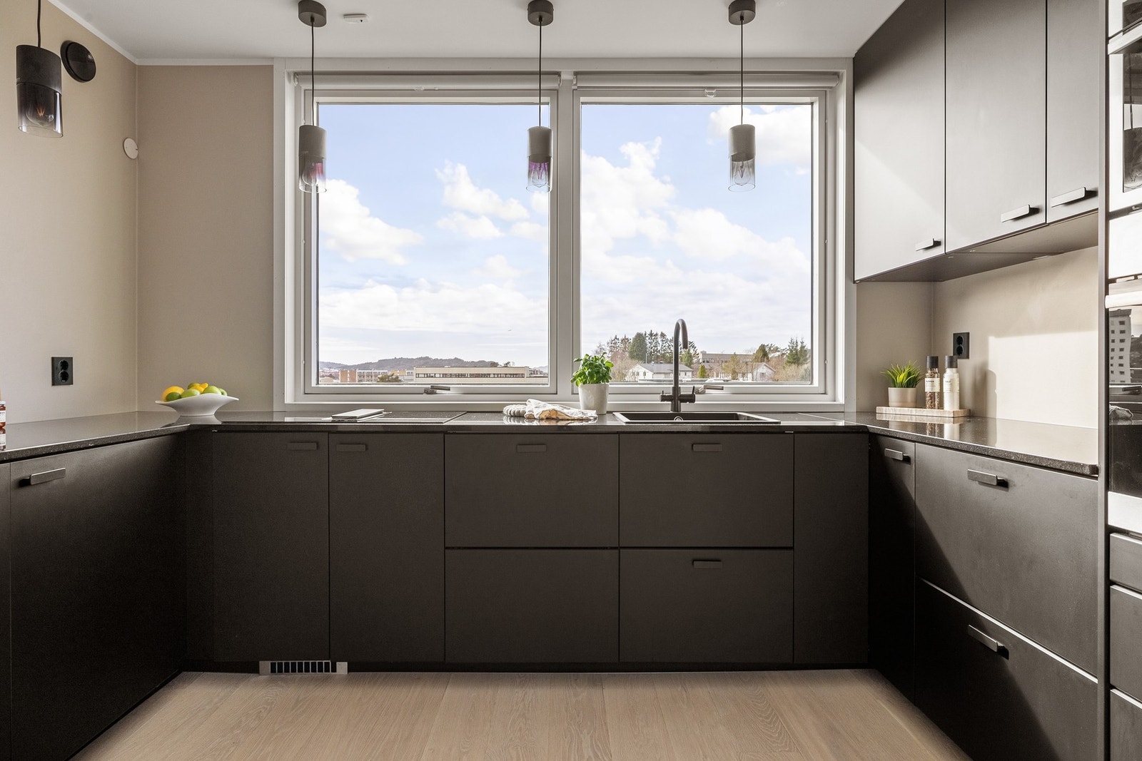 Også på kjøkkenet har du godt med innslipp av naturlig lys. Galleribilde