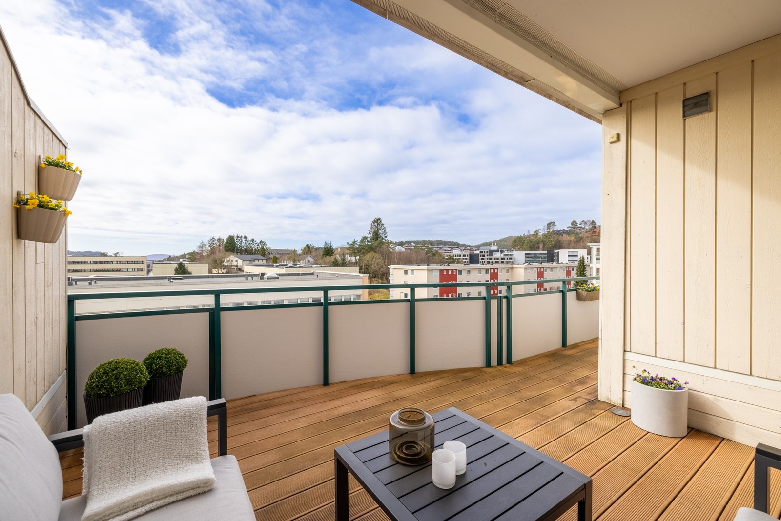 Fra stue er det utgang til en solrik altan på hele 16 kvm. Galleribilde