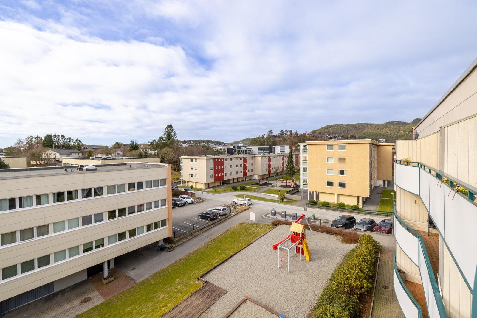 Kort oppsummert en romslig leilighet med gjennomgående lekker standard, flott uteområde med gode solforhold og kort avstand til alt du trenger i hverdagen! Galleribilde