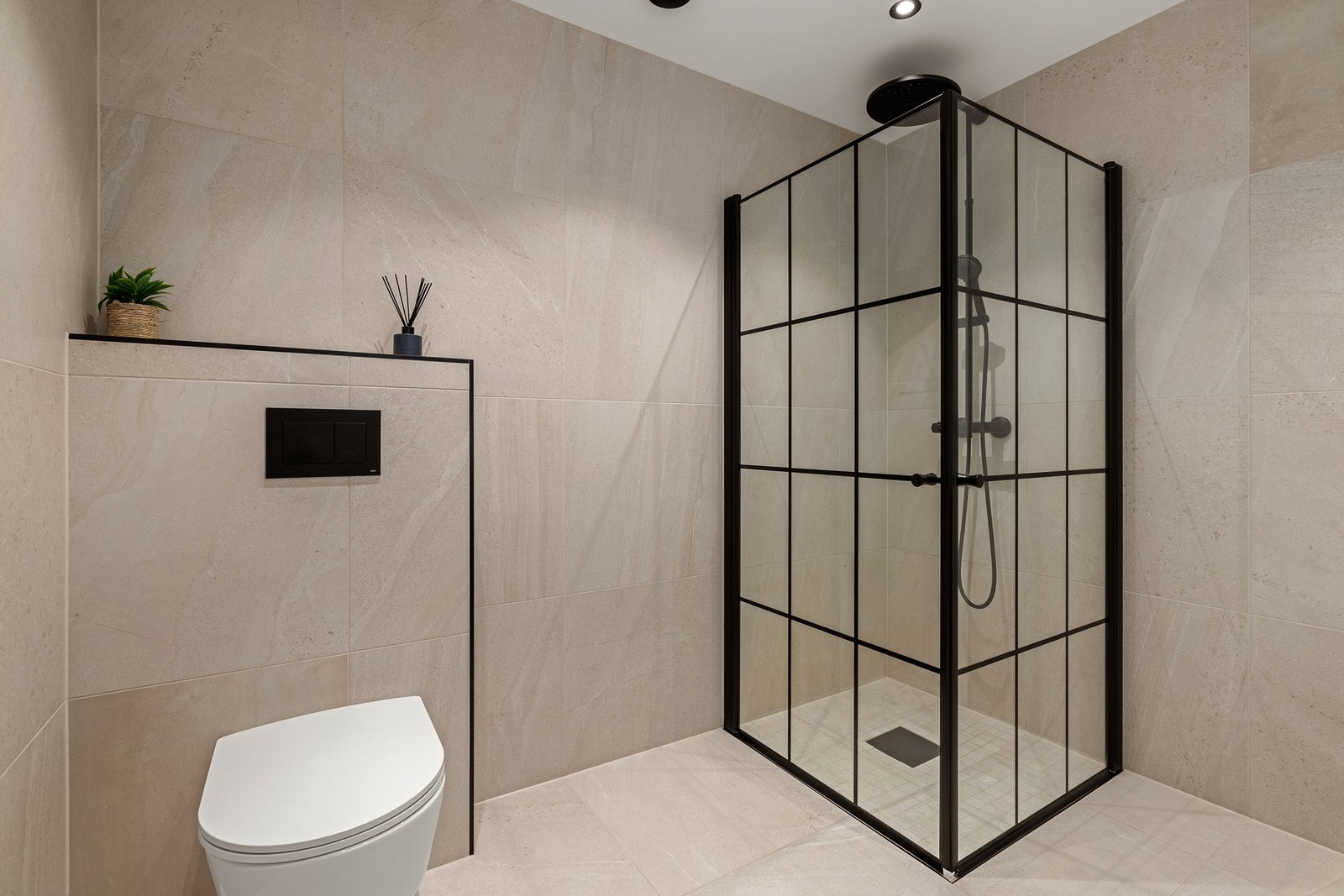 Det er innredet med veggtoalett, dusjhjørne og en stilfull innredning med heldekkende servant, speil og belysning. Galleribilde