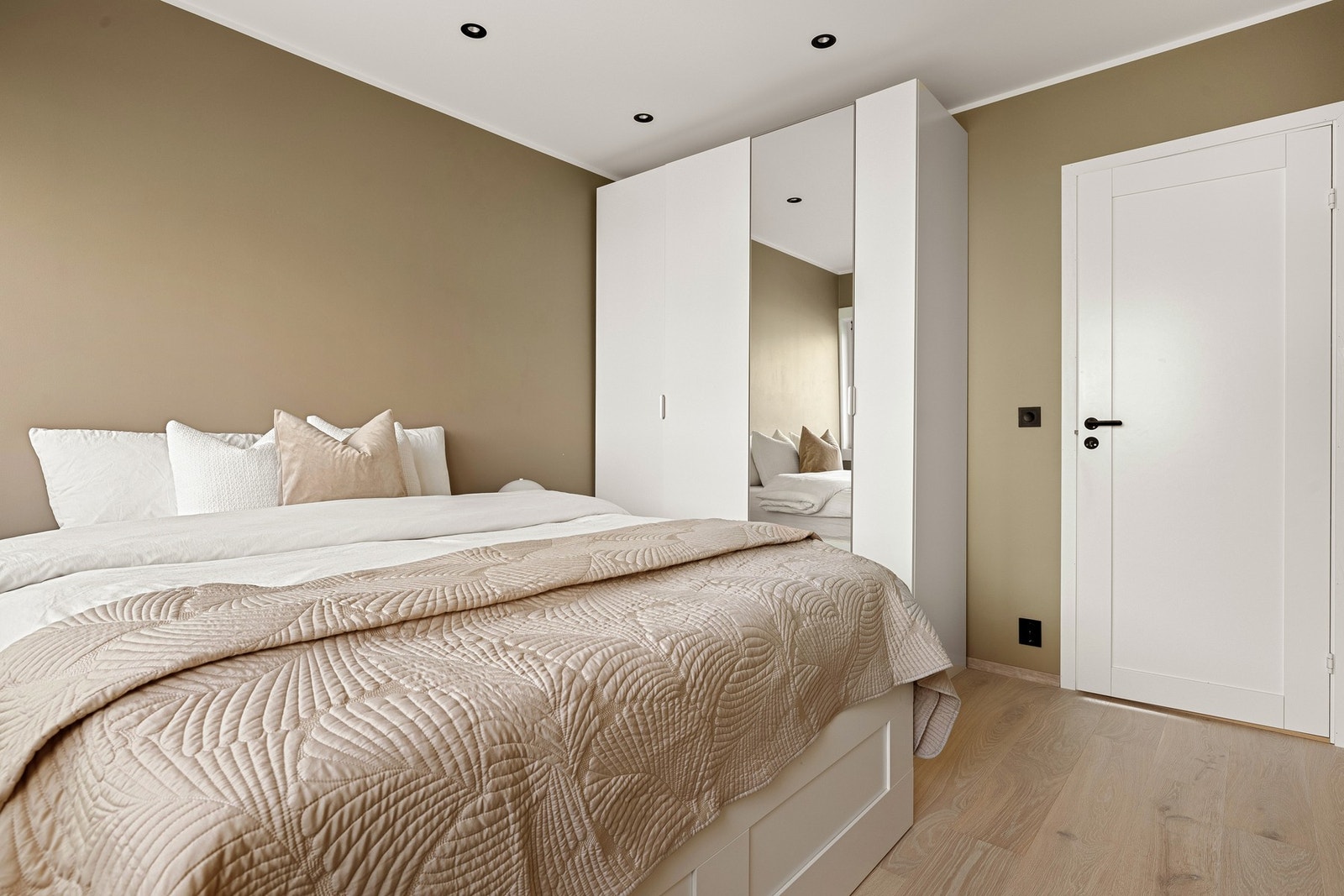 Hovedsoverommet måler 10,7 kvm, her er det malt i en dus og behagelig farge med plass til dobbeltseng og tilhørende møblement og garderobeløsning. Galleribilde