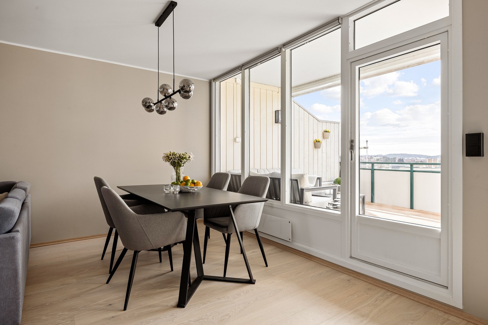 Fra stuen er det direkte utgang til leilighetens altan. Galleribilde