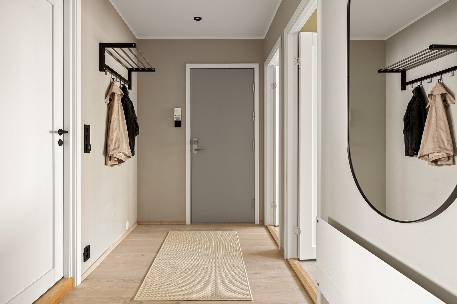 Du blir ønsket velkommen inn i en lys og åpen entré med mulighet for oppheng av yttertøy. Galleribilde