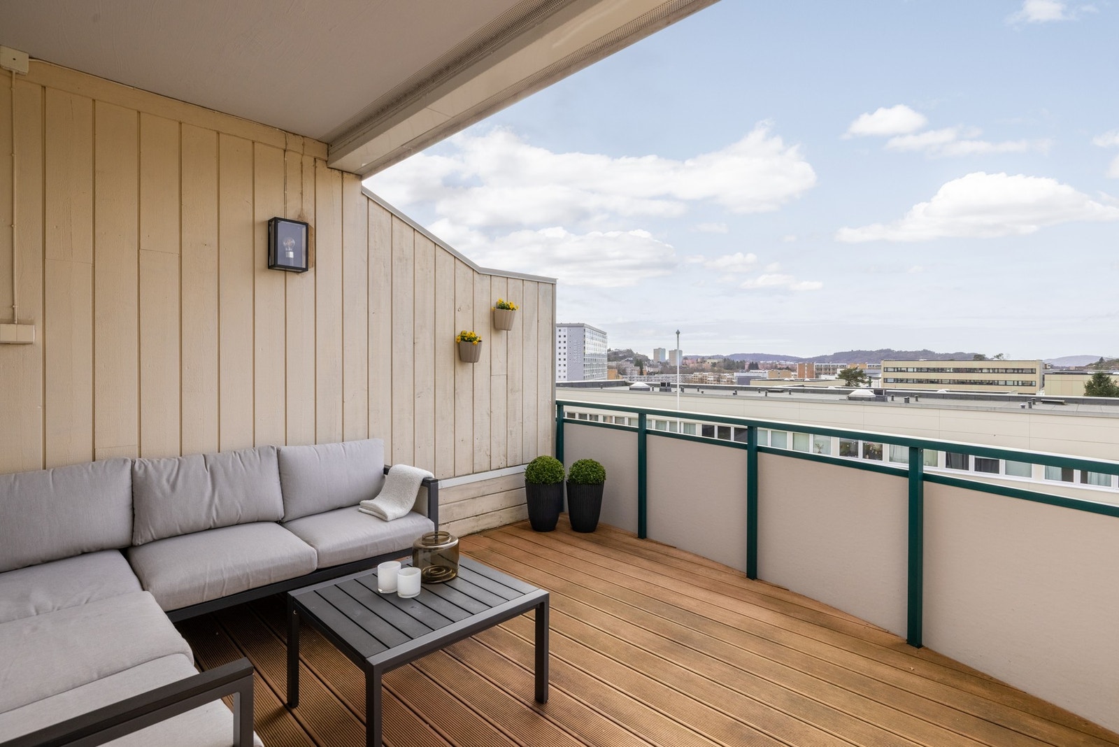 Altanen måler hele 16 kvm. Galleribilde